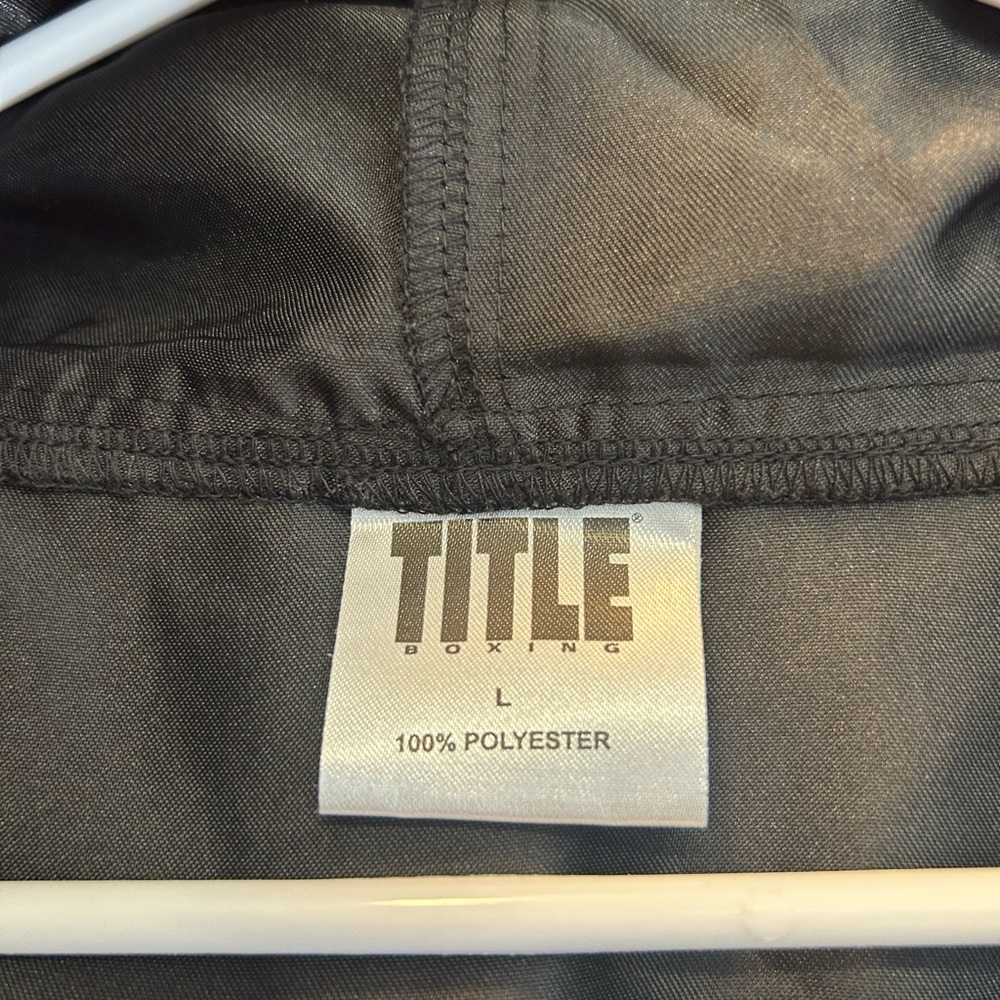 🥊 Black TITLE Boxing Robe 🥊 - Picture 5 of 7